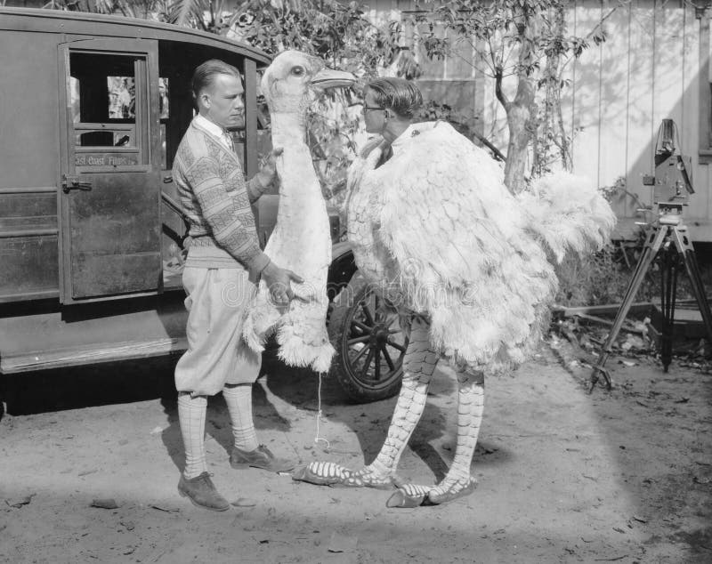 Hommes avec le costume d'autruche (toutes les personnes représentées ne sont pas plus long vivantes et aucun domaine n'existe Gar images libres de droits Hommes avec le costume d'autruche (toutes les personnes représentées ne sont pas plus long vivantes et aucun domaine n'existe Gar images libres de droits