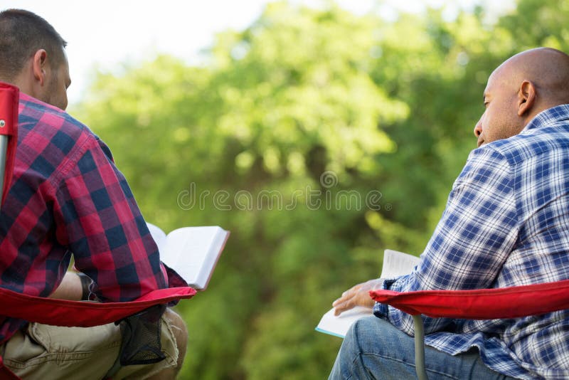 Hommes ayant une étude de bible images libres de droits