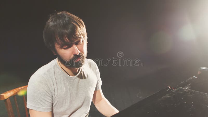 Hommes beaux jouant le piano et le chant