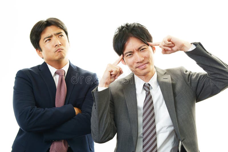 Hommes d'affaires asiatiques soumis à une contrainte image stock Hommes d'affaires asiatiques soumis à une contrainte image stock