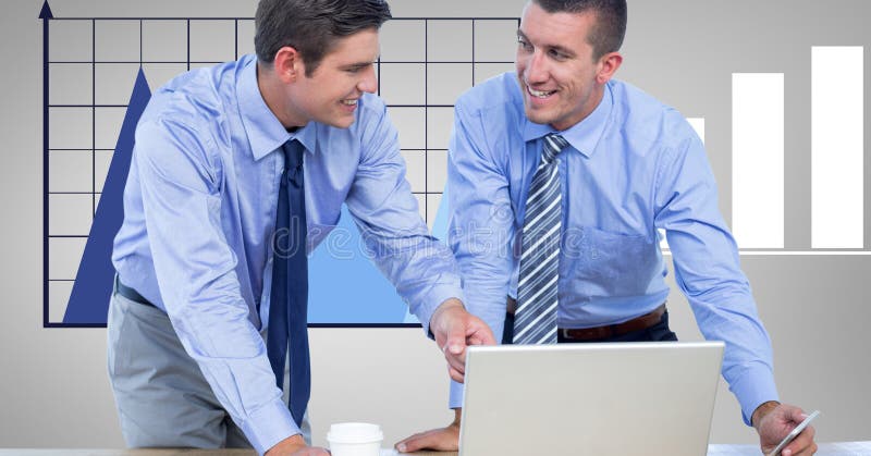 Hommes d'affaires de sourire utilisant l'ordinateur portable contre le graphique images stock Hommes d'affaires de sourire utilisant l'ordinateur portable contre le graphique images stock