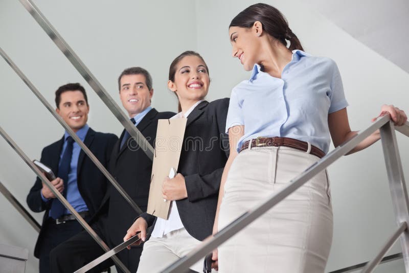 Hommes d'affaires flirtant avec des femmes images libres de droits Hommes d'affaires flirtant avec des femmes images libres de droits