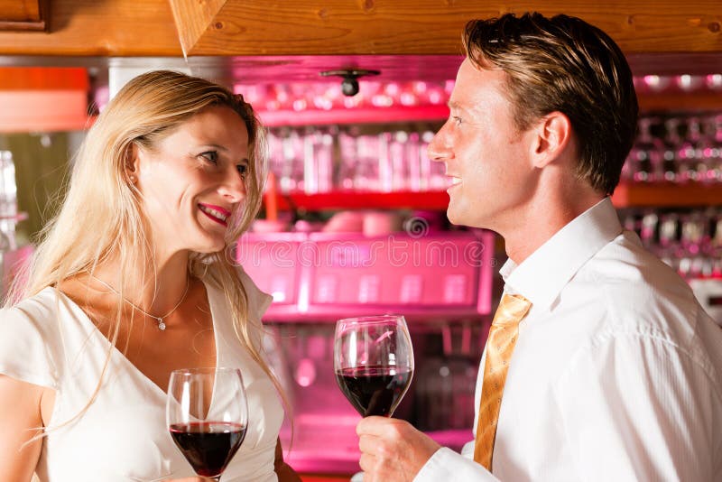 Hommes d'affaires flirtant dans le bar d'hôtel photo stock Hommes d'affaires flirtant dans le bar d'hôtel photo stock