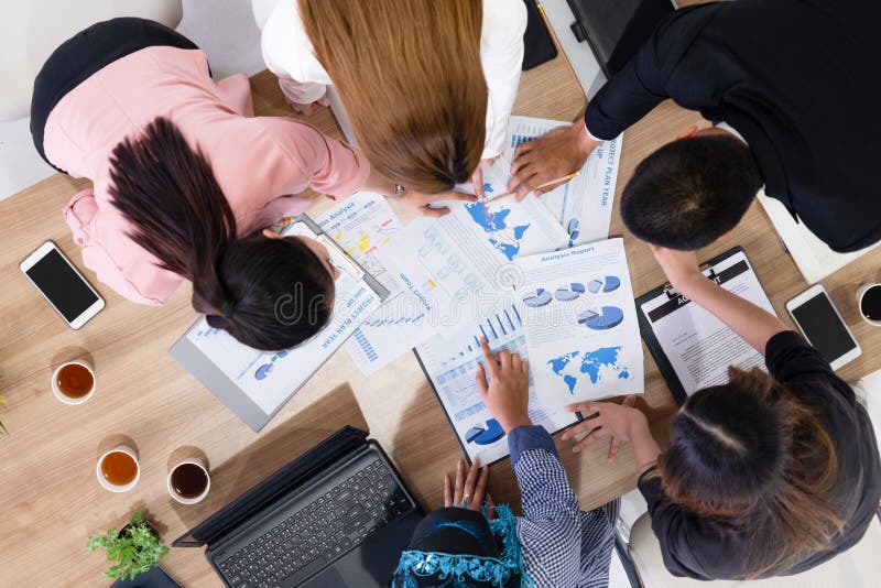 Hommes d'affaires lors de la réunion du groupe à la chambre de bureau image stock