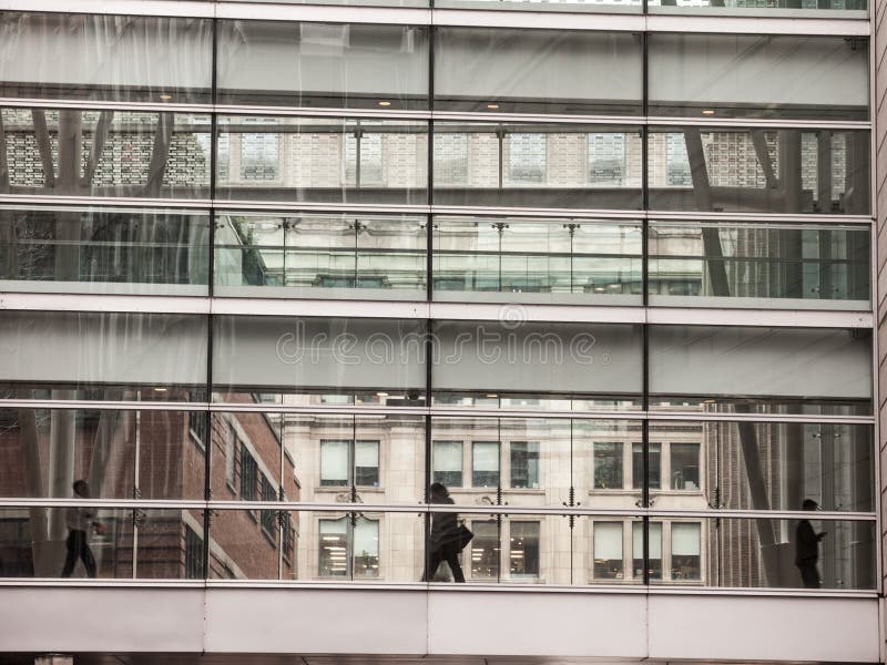 Hommes d'affaires marchant dans le pont en verre séparant deux gratte-ciel dans le CBD de Montréal du centre, Québec images stock Hommes d'affaires marchant dans le pont en verre séparant deux gratte-ciel dans le CBD de Montréal du centre, Québec images stock