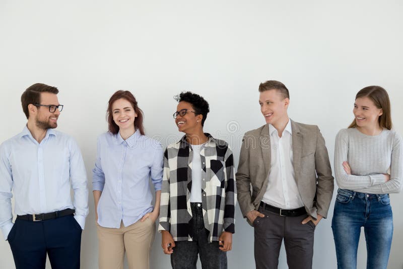 Hommes d'affaires professionnels divers heureux d'équipe regardant le chef féminin photos stock Hommes d'affaires professionnels divers heureux d'équipe regardant le chef féminin photos stock