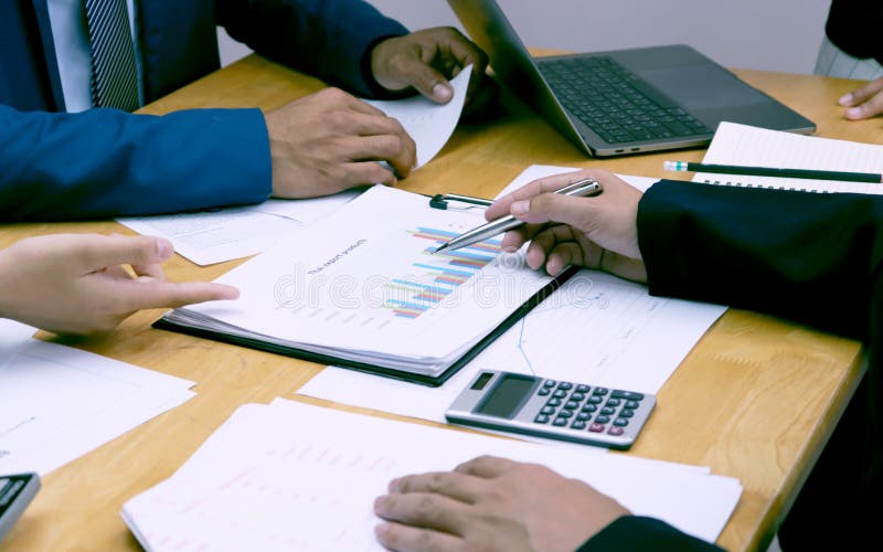Hommes d'affaires rencontrant des collègues pour analyser l'information du travail pour des affaires financières photographie stock libre de droits Hommes d'affaires rencontrant des collègues pour analyser l'information du travail pour des affaires financières photographie stock libre de droits