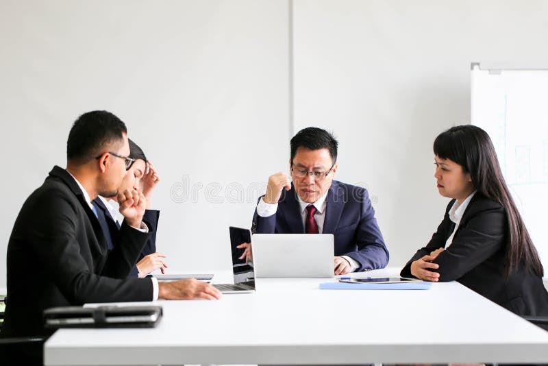 Hommes d'affaires rencontrant le bureau fonctionnant de discussion de communication, rencontrant le concept d'entreprise de trava photo stock Hommes d'affaires rencontrant le bureau fonctionnant de discussion de communication, rencontrant le concept d'entreprise de trava photo stock