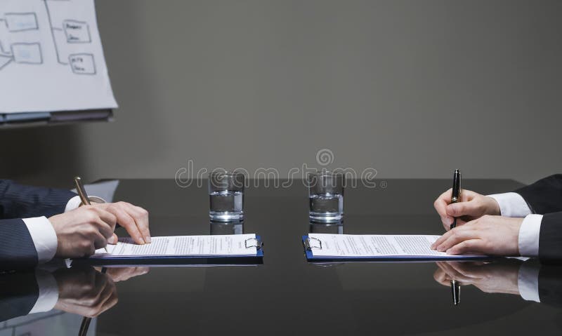 Hommes d'affaires signant des contrats image stock Hommes d'affaires signant des contrats image stock