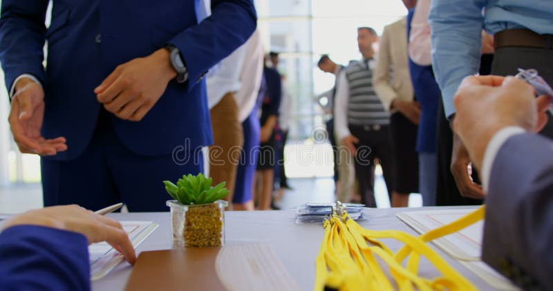 Hommes d'affaires signant à la table 4k d'enregistrement de conférence