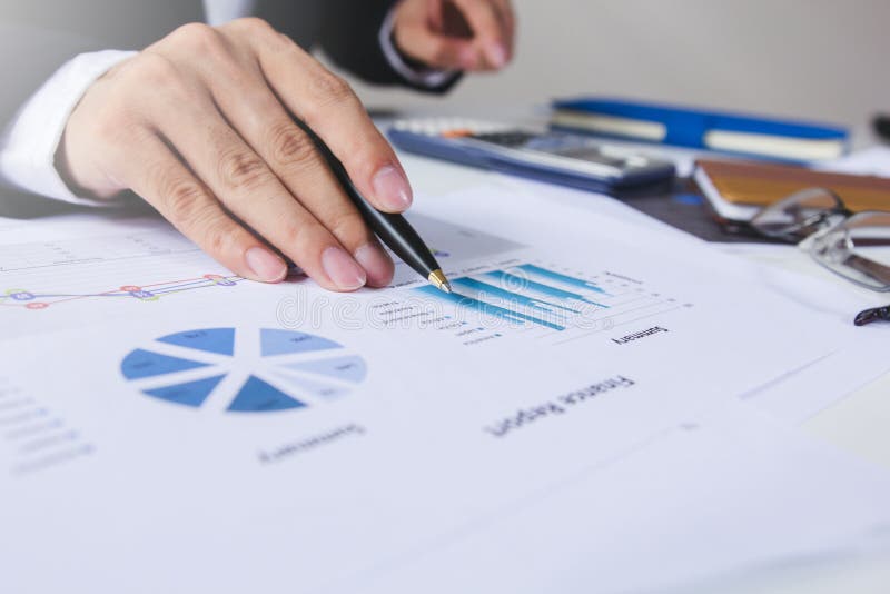 Hommes d'affaires travaillant avec des données de graphique au bureau, aux directeurs tâche de finances, aux affaires de concept image libre de droits Hommes d'affaires travaillant avec des données de graphique au bureau, aux directeurs tâche de finances, aux affaires de concept image libre de droits