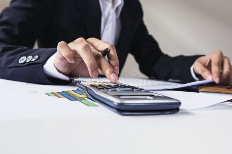 Hommes d'affaires travaillant avec des données de graphique au bureau, aux directeurs tâche de finances, aux affaires de concept image stock Hommes d'affaires travaillant avec des données de graphique au bureau, aux directeurs tâche de finances, aux affaires de concept image stock