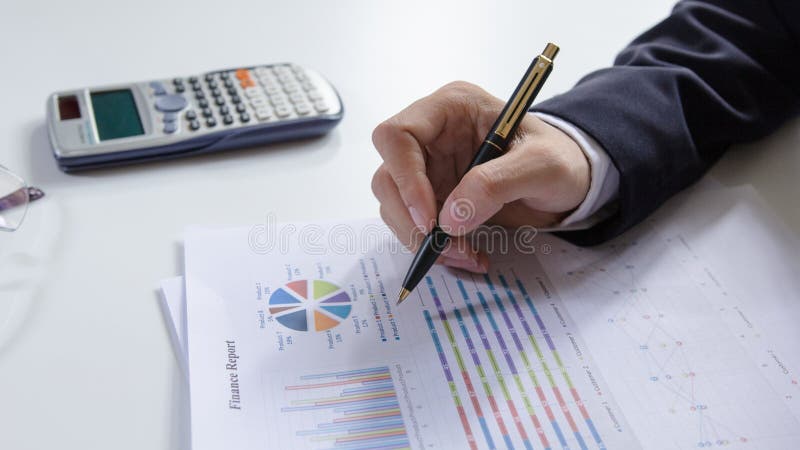 Hommes d'affaires travaillant avec des données de graphique au bureau, aux directeurs tâche de finances, aux affaires de concept images libres de droits Hommes d'affaires travaillant avec des données de graphique au bureau, aux directeurs tâche de finances, aux affaires de concept images libres de droits