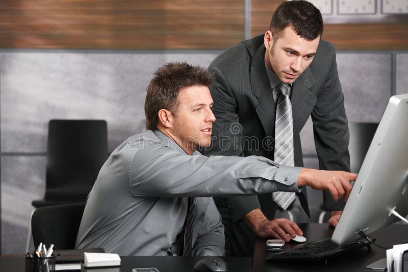 Hommes d'affaires travaillant ensemble photographie stock libre de droits Hommes d'affaires travaillant ensemble photographie stock libre de droits