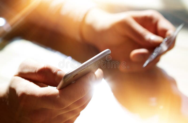 Hommes de plan rapproché tenant la carte de crédit de main Achat de paiements d'Use Smartphone Online d'homme d'affaires Guy Touc images libres de droits Hommes de plan rapproché tenant la carte de crédit de main Achat de paiements d'Use Smartphone Online d'homme d'affaires Guy Touc images libres de droits