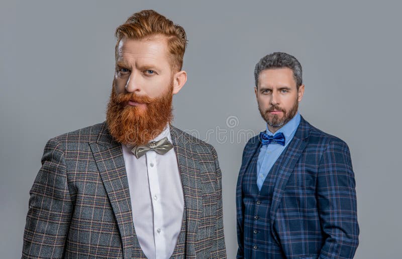 Le Gars Porte Un Uniforme De Travailleur. Beau Constructeur En Casque. Homme  Mûr Porter Une Chemise À Carreaux Banque D'Images et Photos Libres De  Droits. Image 169259230