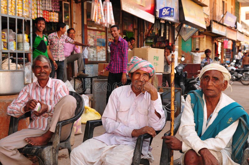 Hommes indiens détendant, travaillant, s'asseyant, fumant et parlant dans Vi images stock Hommes indiens détendant, travaillant, s'asseyant, fumant et parlant dans Vi images stock
