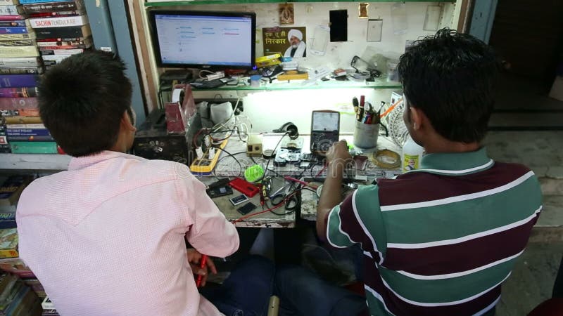 Hommes indiens travaillant dans l'atelier de l'électronique dans Mumbai, vue arrière clips vidéos