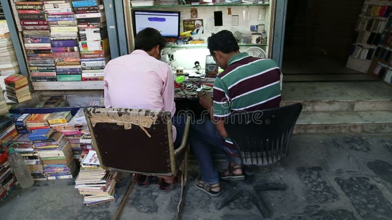 Hommes indiens travaillant dans l'atelier de l'électronique dans Mumbai, vue arrière clips vidéos