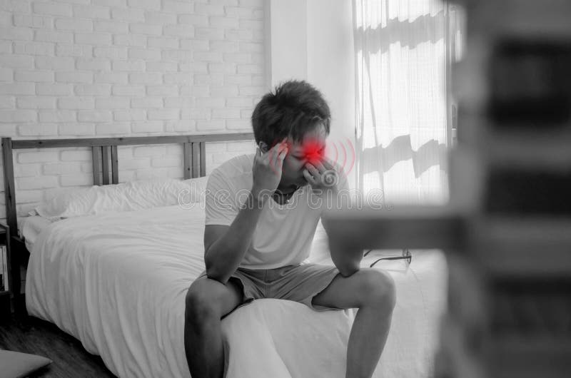 Hommes malades avec des maux de t?te photo stock Hommes malades avec des maux de t?te photo stock