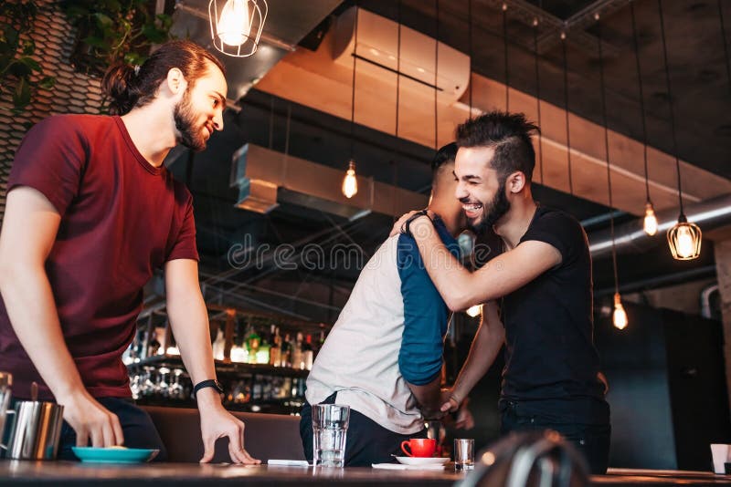 Hommes multiraciaux rencontrant leur ami en café de salon Vraies émotions des meilleurs amis heureux de se voir images stock Hommes multiraciaux rencontrant leur ami en café de salon Vraies émotions des meilleurs amis heureux de se voir images stock