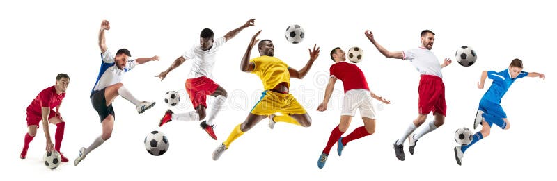 Hommes professionnels - footballeurs du football avec le fond blanc de studio d'isolement par boule