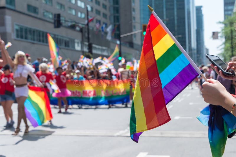 Homoseksualna tęczy flaga przy Montreal homoseksualnej dumy paradą fotografia royalty free Homoseksualna tęczy flaga przy Montreal homoseksualnej dumy paradą fotografia royalty free