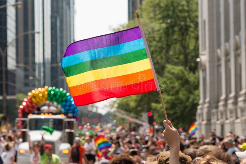Homoseksualna tęczy flaga przy Montreal homoseksualnej dumy paradą zdjęcia royalty free Homoseksualna tęczy flaga przy Montreal homoseksualnej dumy paradą zdjęcia royalty free