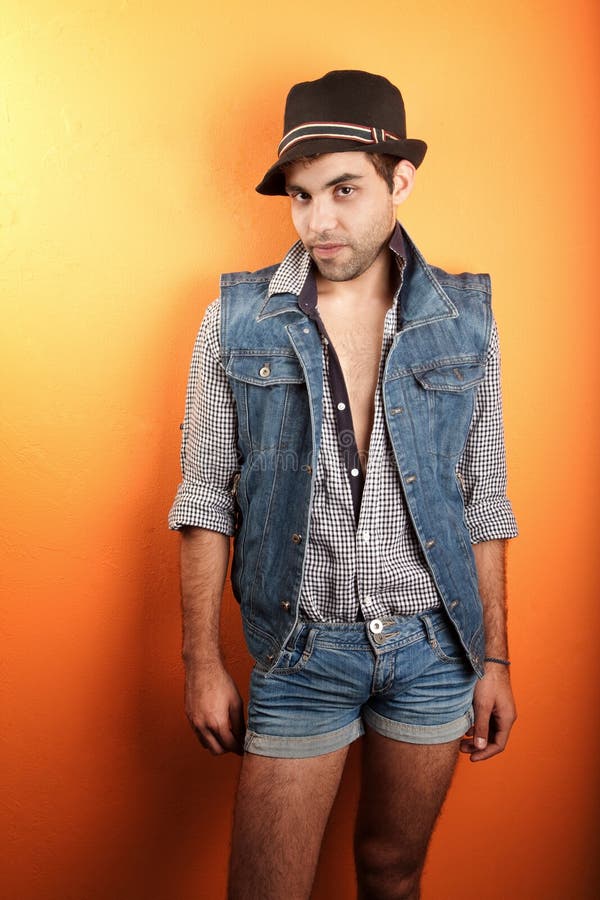 Homosexuel sexy dans les jeans et le chapeau image libre de droits