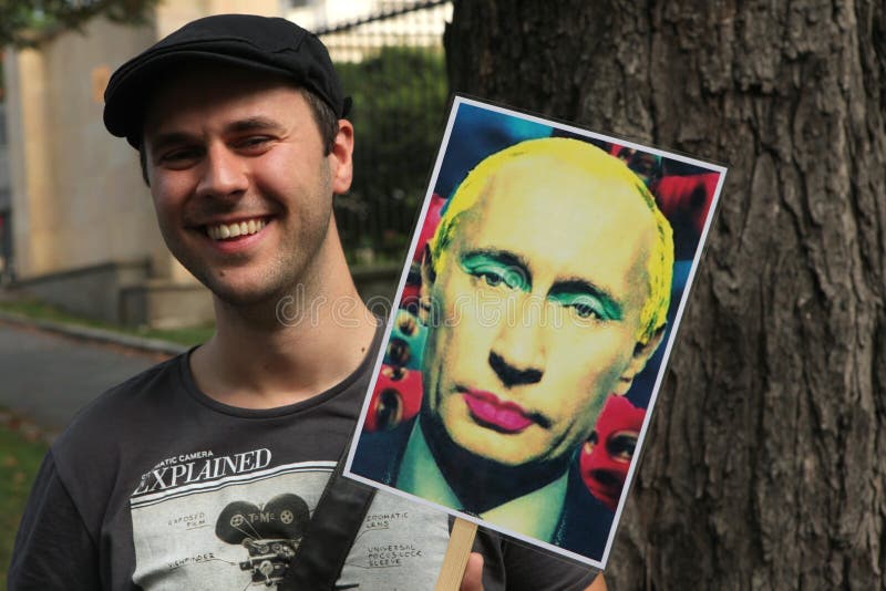 Homosexuella aktivister protesterar mot de ryska anti-glade lagarna arkivfoton Homosexuella aktivister protesterar mot de ryska anti-glade lagarna arkivfoton