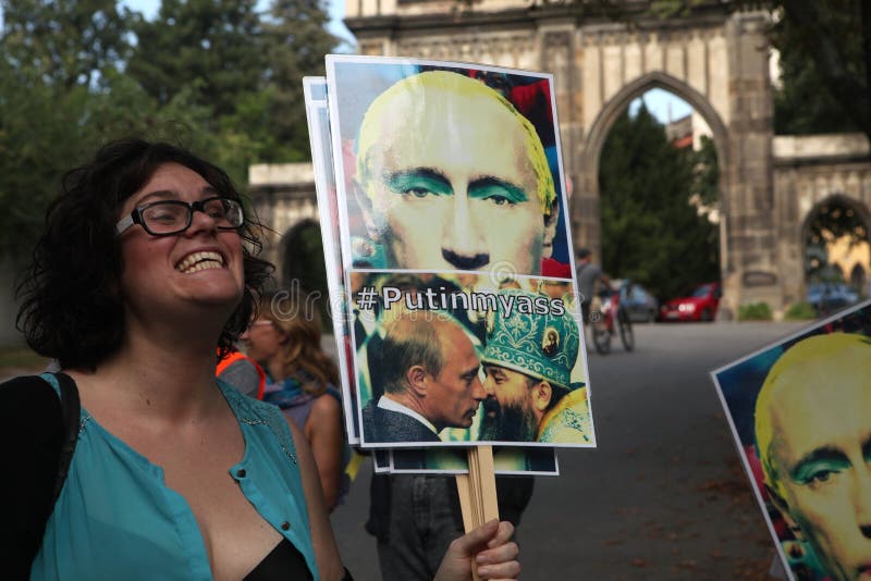 Homosexuella aktivister protesterar mot de ryska anti-glade lagarna royaltyfria bilder Homosexuella aktivister protesterar mot de ryska anti-glade lagarna royaltyfria bilder