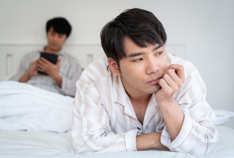 Homosexuelle Paare, die Argument zu Hause haben lizenzfreies stockfoto Homosexuelle Paare, die Argument zu Hause haben lizenzfreies stockfoto