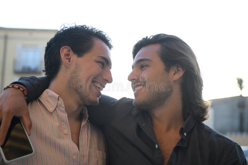 Homosexuelle Paare umfassten und nah schauend stockbild