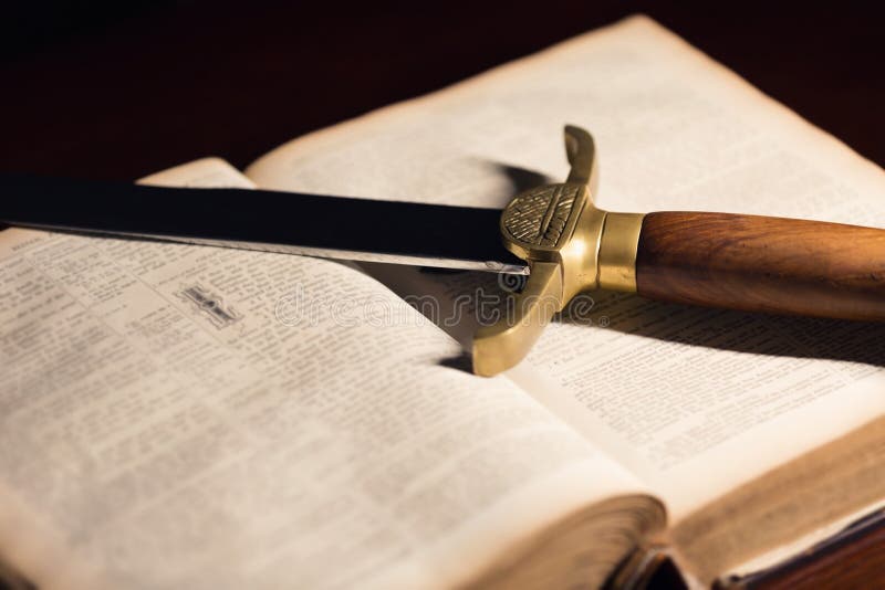 Honderd vijftig jaar oude Bijbel met zwaard