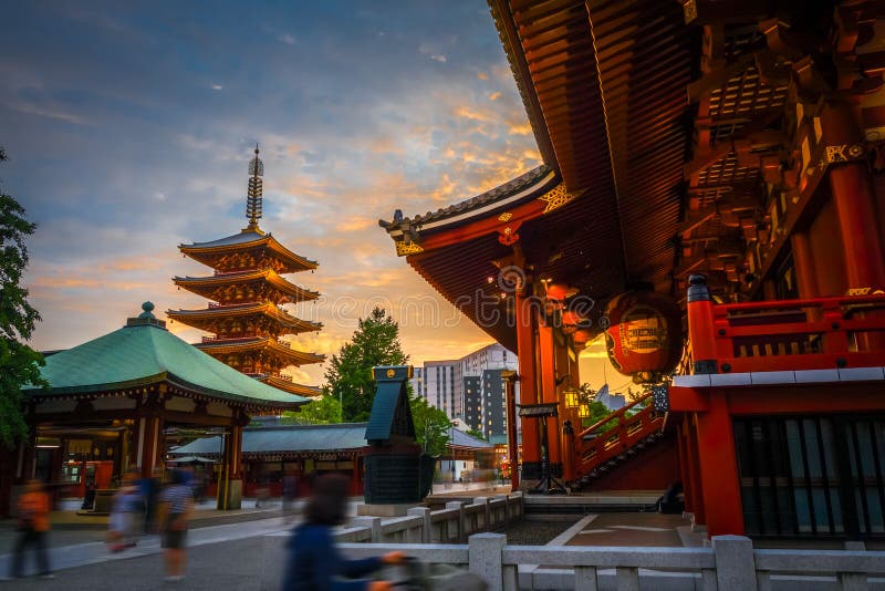 Hondo und Pagode bei Sonnenuntergang in Senso-jitempel, Tokyo, Japan stockbild Hondo und Pagode bei Sonnenuntergang in Senso-jitempel, Tokyo, Japan stockbild