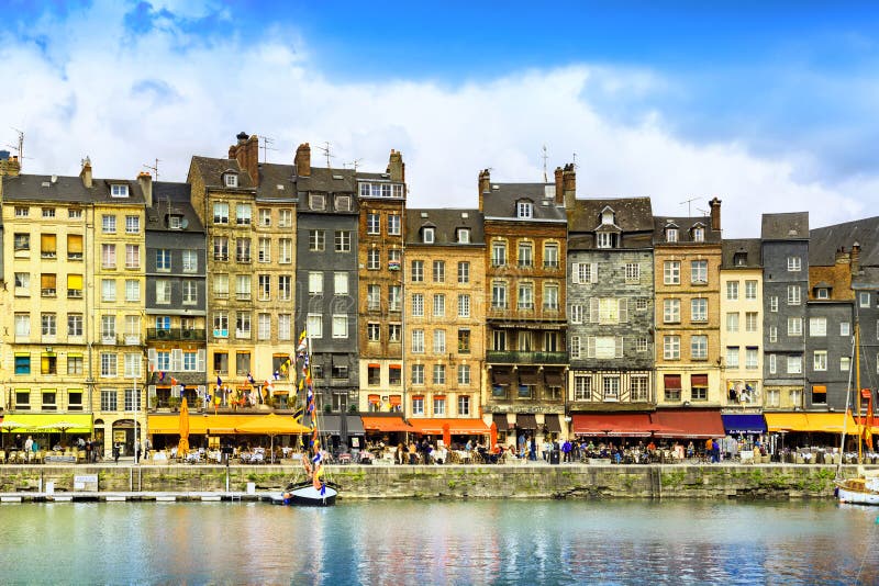 HONFLEUR NORMANDIE/FRANKRIKE - MAJ 23, 2013: Det pittoreska gammalt royaltyfria bilder HONFLEUR NORMANDIE/FRANKRIKE - MAJ 23, 2013: Det pittoreska gammalt royaltyfria bilder