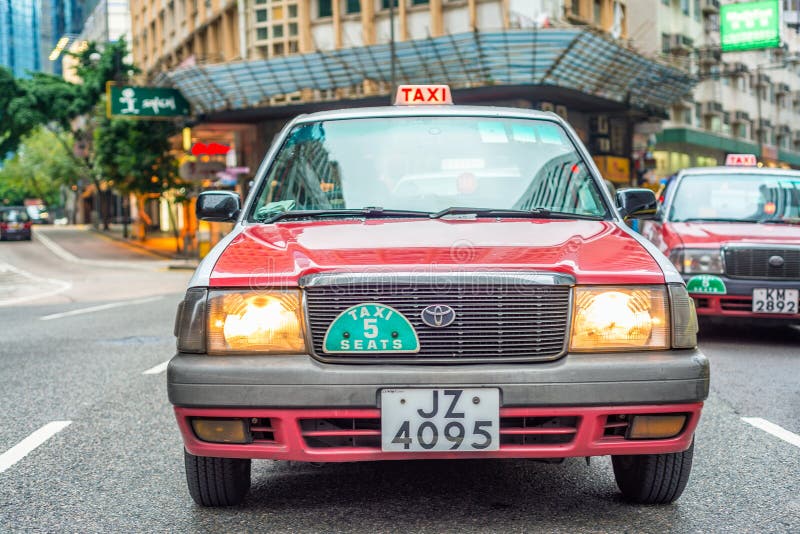 HONG KONG - AVRIL 2014 : Taxis sur la rue en avril 2014 dans le chéri photo libre de droits HONG KONG - AVRIL 2014 : Taxis sur la rue en avril 2014 dans le chéri photo libre de droits