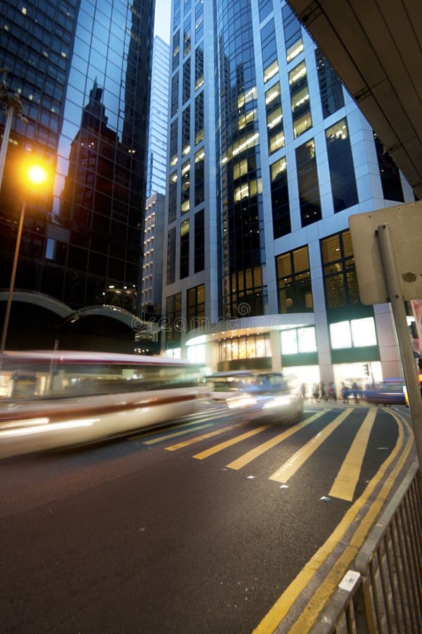 Hong Kong Central-Bezirksstraße in der Dämmerung mit modernem archit stockfoto Hong Kong Central-Bezirksstraße in der Dämmerung mit modernem archit stockfoto