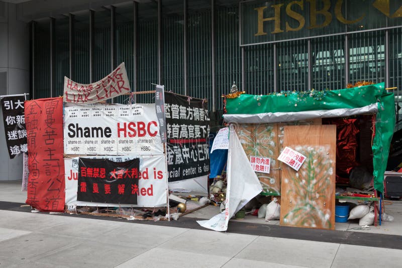 HONG KONG, CHINA/ASIA - 27 FÉVRIER : Protestation en dehors de HSBC dans le chéri images libres de droits HONG KONG, CHINA/ASIA - 27 FÉVRIER : Protestation en dehors de HSBC dans le chéri images libres de droits