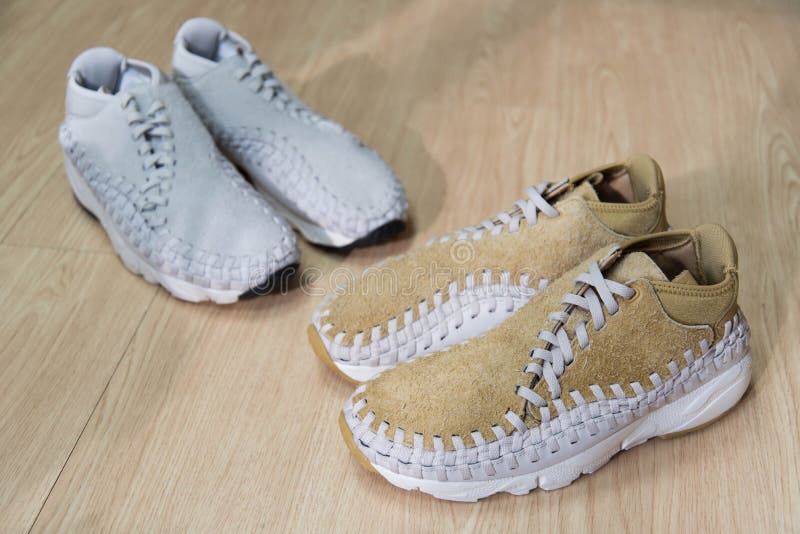 Hong Kong, China - 27 de dezembro de 2017: Camurça peludo de Nike Air Footscape Woven Chukka QS em uma superfície de madeira foto de stock royalty free Hong Kong, China - 27 de dezembro de 2017: Camurça peludo de Nike Air Footscape Woven Chukka QS em uma superfície de madeira foto de stock royalty free