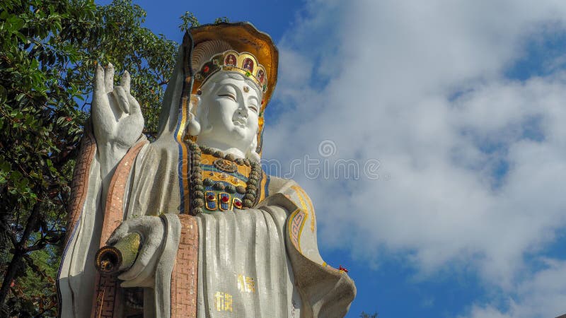 Hong Kong, China - 10 de diciembre de 2016: Estatua grande de Quan Yin en la capilla de Kwum Yam Taoist en el extremo del sudeste fotografía de archivo Hong Kong, China - 10 de diciembre de 2016: Estatua grande de Quan Yin en la capilla de Kwum Yam Taoist en el extremo del sudeste fotografía de archivo