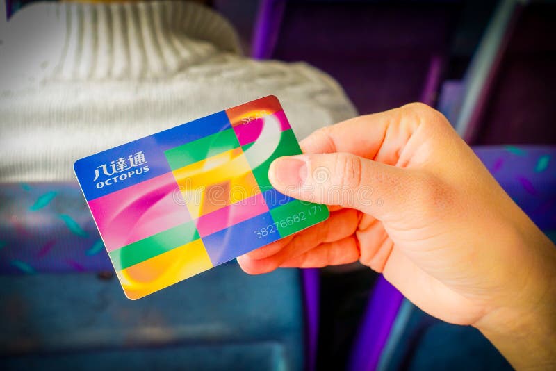HONG KONG, CHINA - 26 DE ENERO DE 2017: Dé sostener una tarjeta del pago del pulpo del transporte en Hong Kong, China imágenes de archivo libres de regalías HONG KONG, CHINA - 26 DE ENERO DE 2017: Dé sostener una tarjeta del pago del pulpo del transporte en Hong Kong, China imágenes de archivo libres de regalías