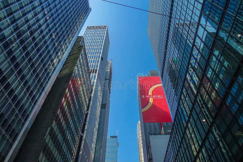 HONG KONG, CHINA - 26 DE JANEIRO DE 2017: Centro de negócios de Hong Kong e construção moderna no tempo do dia, com um vermelho i fotografia de stock HONG KONG, CHINA - 26 DE JANEIRO DE 2017: Centro de negócios de Hong Kong e construção moderna no tempo do dia, com um vermelho i fotografia de stock