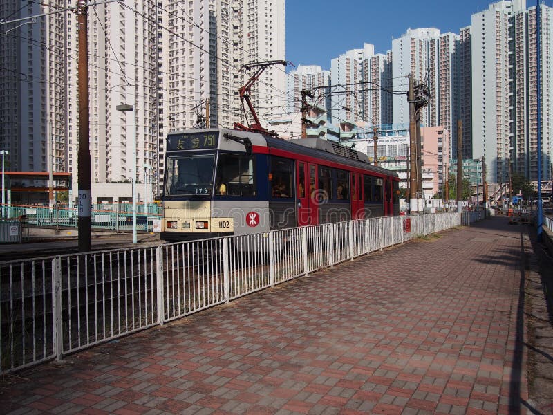 Hong Kong, China - 18 de novembro de 2015: LRT é um sistema ferroviário leve operado por MTR Corporaçõ, servindo Tuen Mun, Yuen L imagem de stock Hong Kong, China - 18 de novembro de 2015: LRT é um sistema ferroviário leve operado por MTR Corporaçõ, servindo Tuen Mun, Yuen L imagem de stock