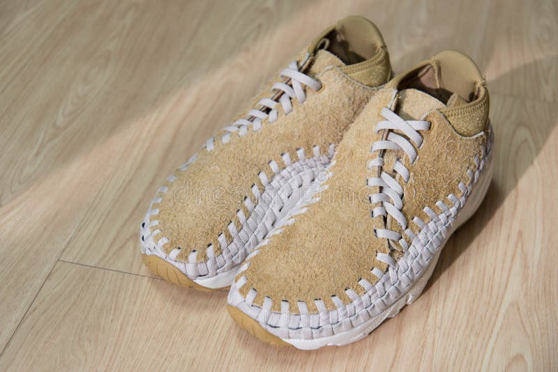 métrico en ritmo Hong Kong, China - 27 December, 2017: Nike Air Footscape Woven Chukka QS  Hairy Suede on a Wooden Surface Editorial Photography - Image of footwear,  logo: 111875697