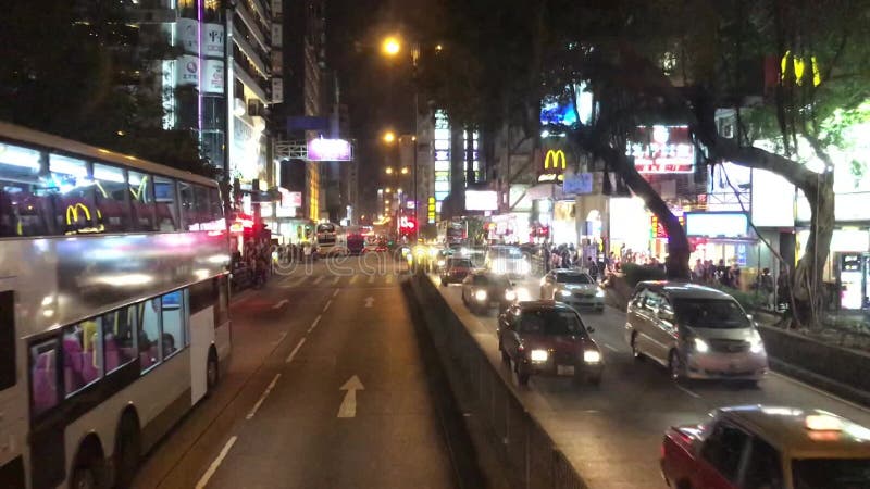 Hong kong china en buss som kör ner på en stadsgata nattetid