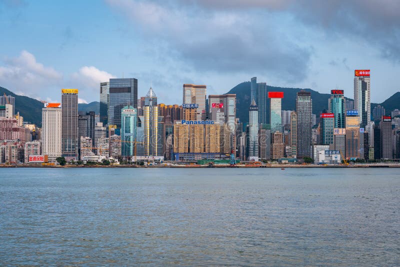 Hong Kong, Chine - horizon de ville à travers le port photo stock Hong Kong, Chine - horizon de ville à travers le port photo stock