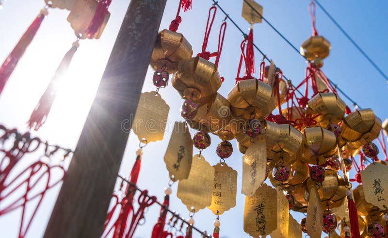 Hong Kong Chiny, Marzec, - 19, 2018: Grupa złoty dzwon z powitania słowem lub szczęsliwym słowem przy Wong Tai grzechu świątyni p fotografia stock Hong Kong Chiny, Marzec, - 19, 2018: Grupa złoty dzwon z powitania słowem lub szczęsliwym słowem przy Wong Tai grzechu świątyni p fotografia stock