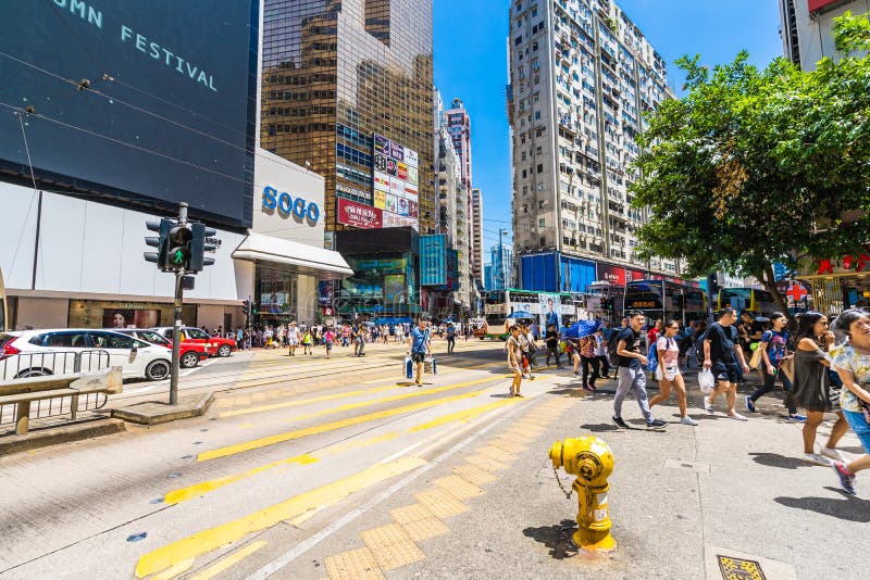 Hong Kong, Cina - 15 settembre 2018: Bei architettura e bui. Hong Kong, Cina - 15 settembre 2018: Bella architettura e costruzione con molta gente e traffico a Hong Kong intorno ad area della baia della strada soprelevata