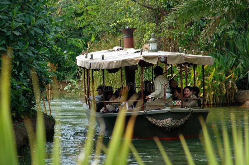 Hong Kong : Conduite africaine de bateau de Disneyland de safari photos stock Hong Kong : Conduite africaine de bateau de Disneyland de safari photos stock